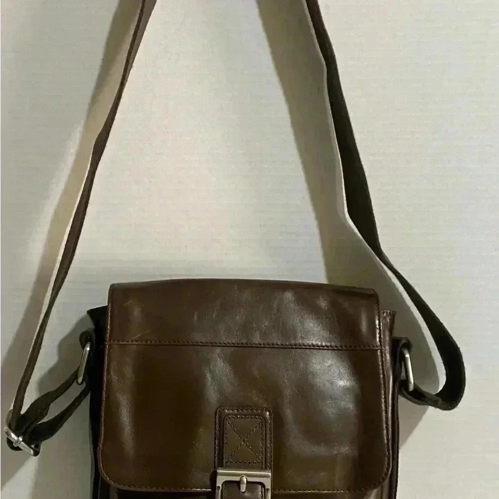 Fossil brown leather unisex messenger bag